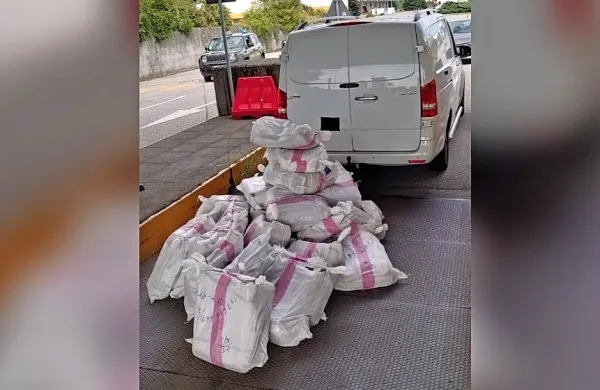 V kombiju so policisti odkrili 26 vreč, v katerih je bil tobak za 
žvečenje. 