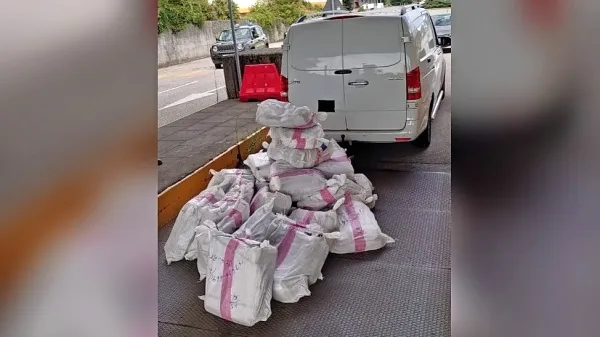 V kombiju so policisti odkrili 26 vreč, v katerih je bil tobak za 
žvečenje. 