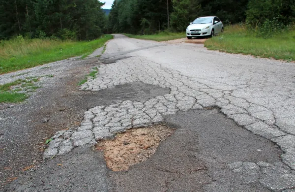 Cesto proti Skadanščini so prvič in zadnjič asfaltirali pred skoraj 40 
leti, zato je nova asfaltna prevleka več kot nujna. 