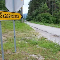 Na cesti proti Skadanščini se avtomobila zdaj težko srečata. 
Prenovljena cesta bo širša. 