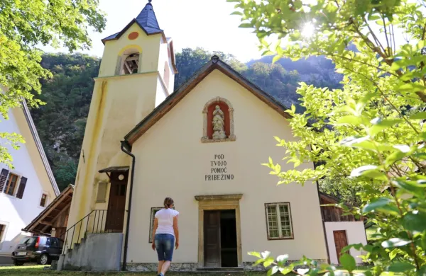 V primorskih župnijah letos skoraj ni sprememb. Na sliki je cerkev Device Marije Lavretanske v Trenti.