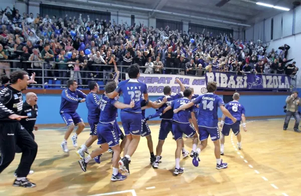 Izolski igralci si  spet želijo bučne podpore s tribune, navijači pa njihove nepopustljive igre.