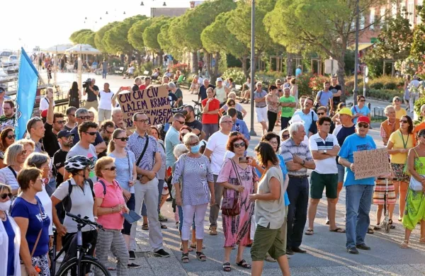 Izola je v središču boja za Desus