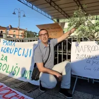 Izola je v središču boja za Desus