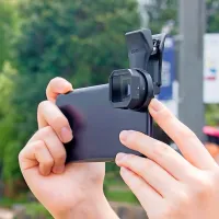 Anamorfični objektiv sponka Sirui VD-01 zlahka namestite na mobilni 
telefon.