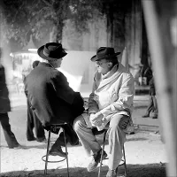 Koprska razstava je del programa letošnjega Primorskega poletnega festivala. Na fotografiji Federico Fellini (desno), ki ga je 
Paul Ronald ujel med pavzo.