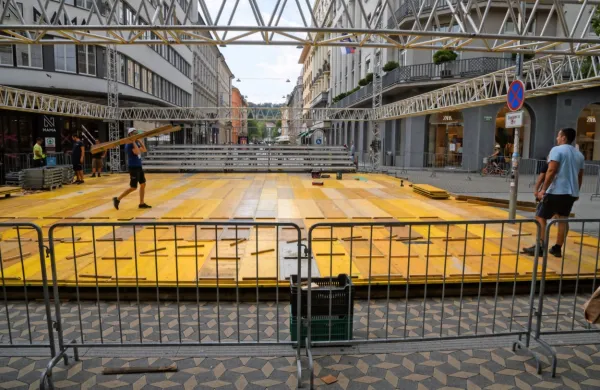 Na Slovenski cesti v Ljubljani so včeraj pripravljali prizorišče državnega prvenstva.