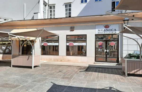 Občinski lokal, v katerem je bila mesnica, že dve leti sameva. V poletnih mesecih mesarji še imajo nekaj zaslužka, pozimi  pa samo 
životarijo. 