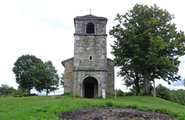 Cerkev na najvišji točki Brkinov propada, najbolj je poškodovan 
zvonik. 