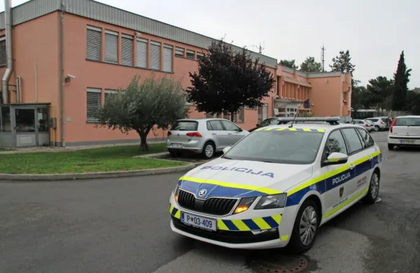 Je Gregor Lahajnar dobil odpoved, ker sedemkrat na kraj ni poslal 
policijske patrulje, ampak se je s prijavitelji vse dogovoril po 
telefonu?