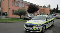 Je Gregor Lahajnar dobil odpoved, ker sedemkrat na kraj ni poslal 
policijske patrulje, ampak se je s prijavitelji vse dogovoril po 
telefonu?