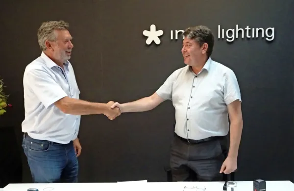 Pogodbo sta danes podpisala predsednik družbe Intra lighting,
Marino Furlan, in župan Občine Šempeter-Vrtojba, Milan Turk.