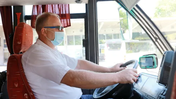 Zaradi zaščitnih mask se voznikom avtobusov rosijo očala, kar 
zmanjšuje preglednost in posledično tudi varnost.