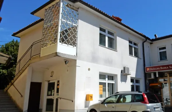 Prostori v prvem nadstropju sredi Dutovelj iščejo kupca. 