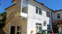 Prostori v prvem nadstropju sredi Dutovelj iščejo kupca. 