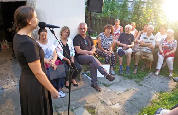  Maša Budič med pripovedovanjem, ob njej sedita  pisateljici Mateja Perpar in Natalija Šimunović. 