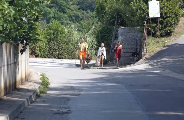 Jeseni bo Fiesa dobila prvi pločnik v svoji zgodovini in cesto brez 
lukenj. 