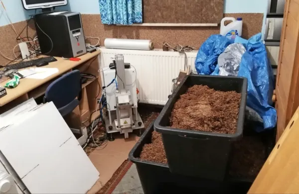 V delavnici so našli tudi že razrezan, a še nepakiran tobak.