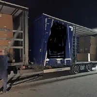 Uslužbenci finančnega urada so posredovali, ko so s tovornjaka 
prelagali kartone s tobačnimi listi na drug tovornjak.