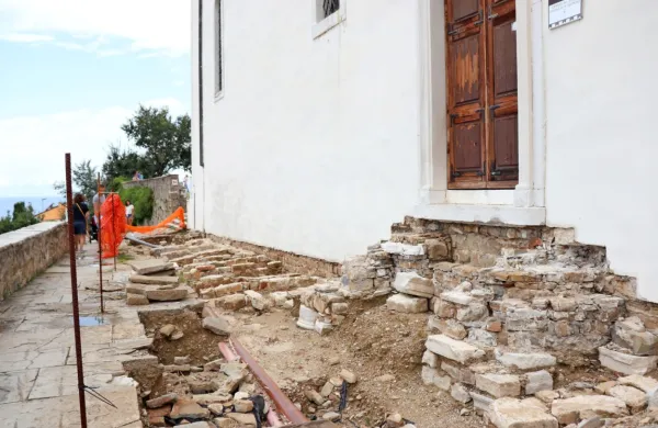 V razkopani Adamičevi ulici bodo delavci kmalu popravili tlak in ga 
poravnali. 