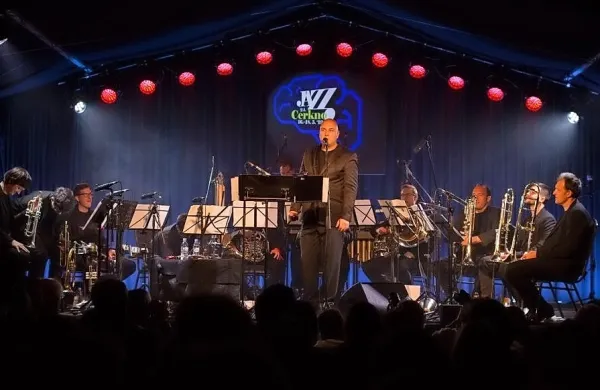  Festivala Jazz Cerkno (na fotografiji lanski koncert Boštjana Gombača in zasedbe TASF) letos zaradi korona krize ni bil maja, temveč 
bo med 17. in 19. septembrom. V petek pa se v Cerknem začenja festival Keltika, ki letos prinaša dva glasbena večera.