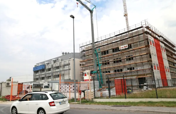 Gradbena dela prve faze širitve, ki bo omogočila petkratno 
povečanje proizvodnje, se zaključujejo. Takoj bo sledila še dodatna širitev.