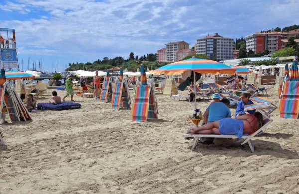 Ob koncih tedna, zvečer in ponoči, ko se plaže spraznijo, so 
večkrat prizorišče kršitev javnega reda in miru.