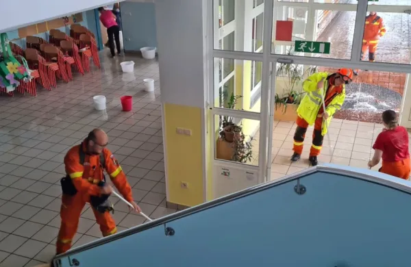 Kljub veliki količini  vode, ki je zalila štanjelsko šolo, je bilo škode presenetljivo malo, so ugotovili 
včeraj. Pregledati pa morajo še električno napeljavo.  