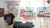  Jurij Kobe s slikarsko lopatico najraje upodablja morje, plovila, 
pristaniške objekte ...