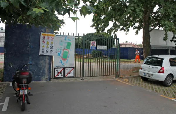 Severni vstop v športni park te dni že zaseda gradbišče zimskega 
bazena.