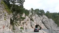 Zaradi sanacije dveh odsekov naj bi bila “čavenska” cesta med 
Lokavcem in Predmejo pol leta zaprta, domačini taki zapori 
nasprotujejo.