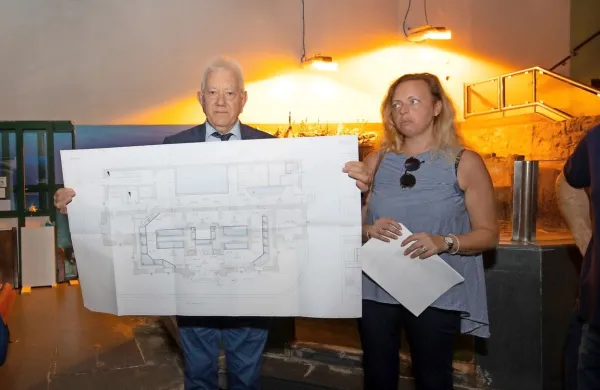  Odbornika Giorgio Rossi in Elisa Lodi razkazujeta  načrt novega akvarija. 