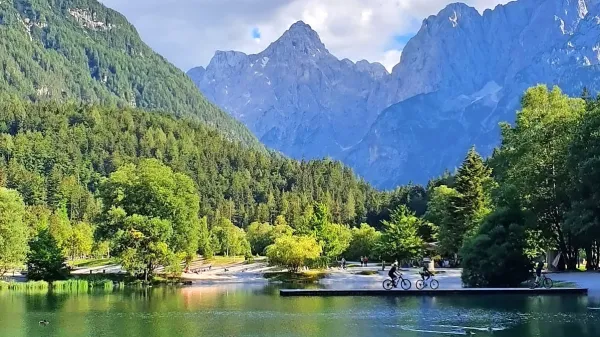 Kranjska Gora je med Primorci po podatkih Fursa zelo priljubljena, 
saj je po izboru  na prvem mestu prebivalcev več kot tretjine 
primorskih občin.