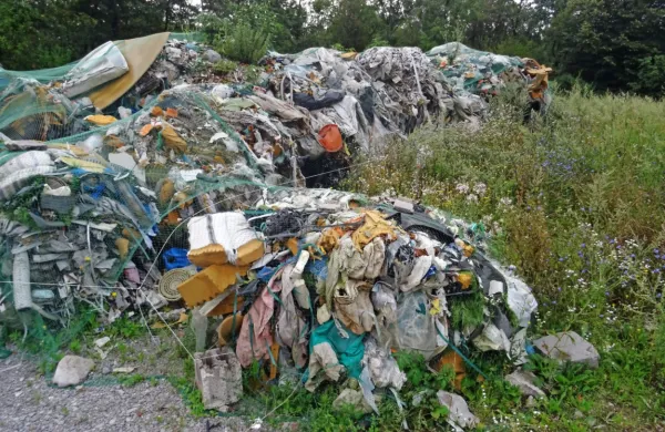 Odpadki, ki so jih pred skoraj petimi meseci pripeljali k udornici 
Risnik v Divačo, so še vedno tam. Gasilci so jih prekrili z mrežo, da 
jih burja ne raznaša. 