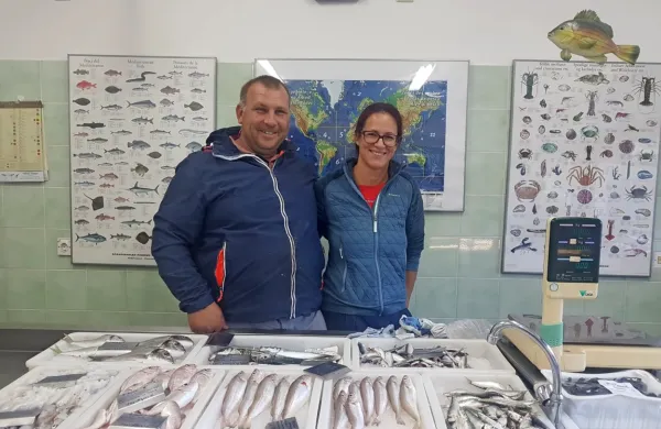 Poletje Matjaža in Andreje Radin - v ribarnici in na morju.