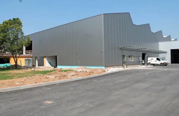Podjetje Intra Lighting v industrijski coni nekdanjega Cimosa že  
prenavlja in širi objekte.