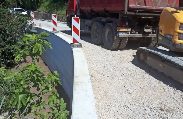 V središču Črnega Kala so  obnovili podporni zid. 