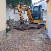 V Kubedu obnavljajo cesto v središču vasi. 