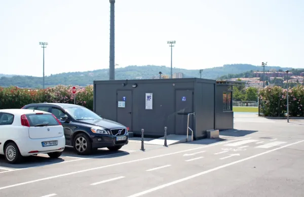 Javne sanitarije na Bonifiki so že opremili z modrimi lučmi. 