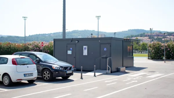 Javne sanitarije na Bonifiki so že opremili z modrimi lučmi. 