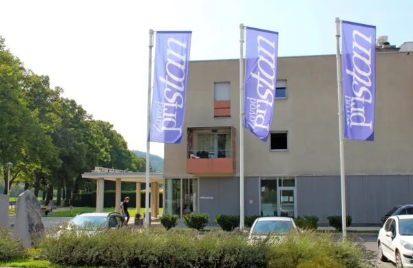 Življenje v Centru starejših Pristan Vipava se po dobrem mesecu 
od potrjene prve okužbe vrača v normalne tirnice. 