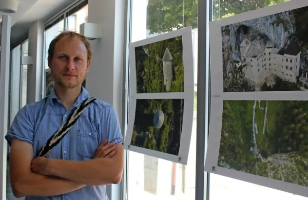 Avtor fotografij, ki krasijo okna postojnske knjižnice, je Klemen 
Premrl.