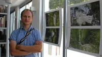 Avtor fotografij, ki krasijo okna postojnske knjižnice, je Klemen 
Premrl.