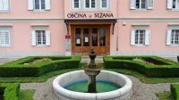 Občina Sežana od 1. aprila nima direktorja, delo vodijo po 
posameznih oddelkih.  