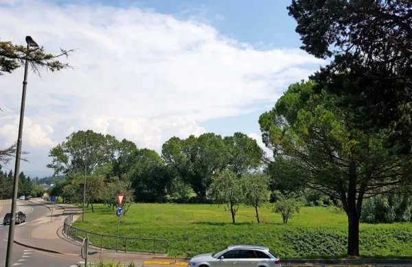 Družba Deos je za gradnjo bodočega doma za ostarele med drugim kupila zemljišče nasproti niza stolpičev ob Ulici Istrskega odreda v Olmu. 