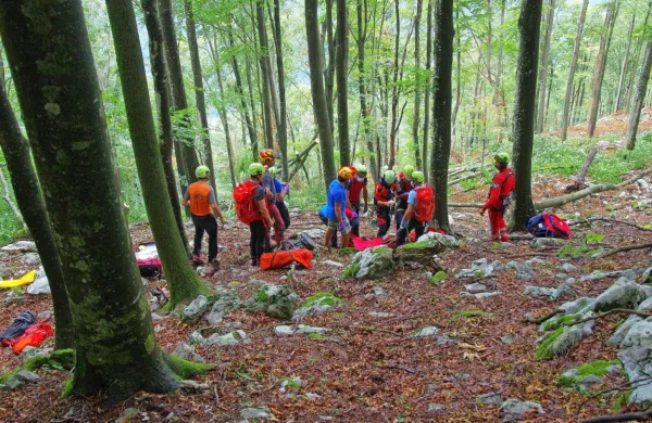 Pri reševanju 21-letnega gozdarja na Sužiški planini je sodelovalo 
17 pripadnikov GRS Tolmin.