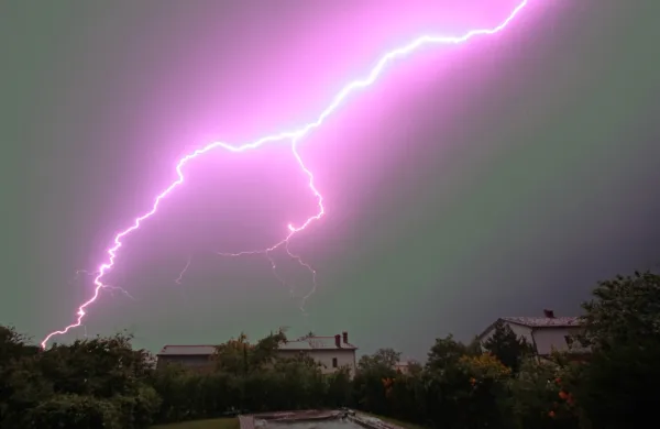 Udar strele je bil v ponedeljek popoldan kriv, da so bili nekateri 
kraji v zaledju Kopra več ur brez električne energije. 
