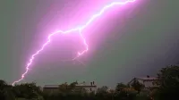 Udar strele je bil v ponedeljek popoldan kriv, da so bili nekateri 
kraji v zaledju Kopra več ur brez električne energije. 