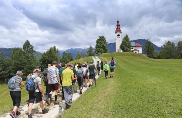 Pohodna pot po novo urejeni mulatjeri, oskrbni poti za soško fronto, se začne v Reki in izteče pri cerkvi sv. Ivana v Šebreljah (na 
fotografiji).