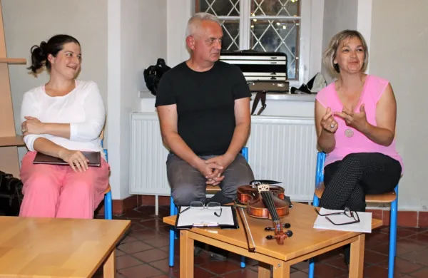 Pisateljici Mateja Perpar in Natalija Šimunovič z založnikom 
Damijanom Bogatajem na zaključku pisateljske rezidence